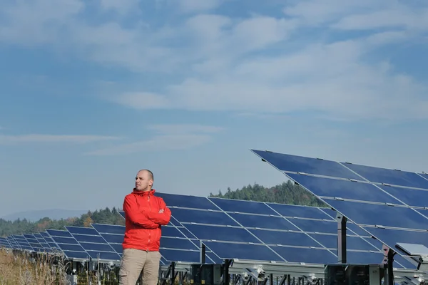 Homme ingénieur panneau solaire sur le lieu de travail — Photo