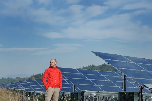 Männlicher Solarmodulingenieur am Arbeitsplatz — Stockfoto