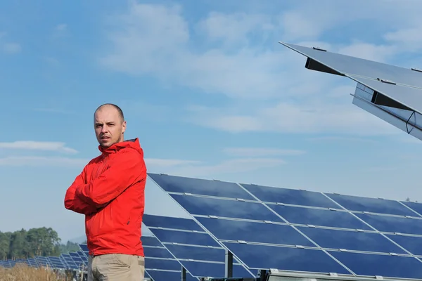 Ingegnere pannello solare maschile sul posto di lavoro — Foto Stock