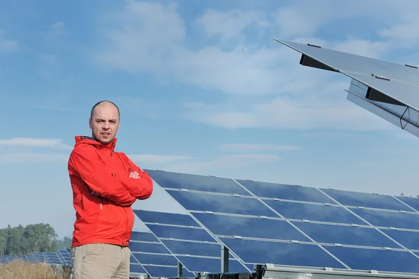 Manliga solpanel ingenjör på arbetsplatsen — Stockfoto