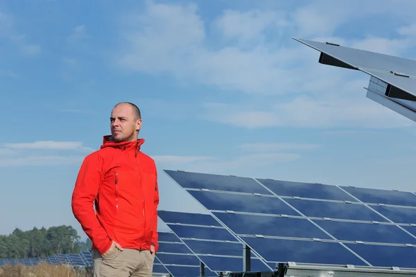 Manliga solpanel ingenjör på arbetsplatsen — Stockfoto