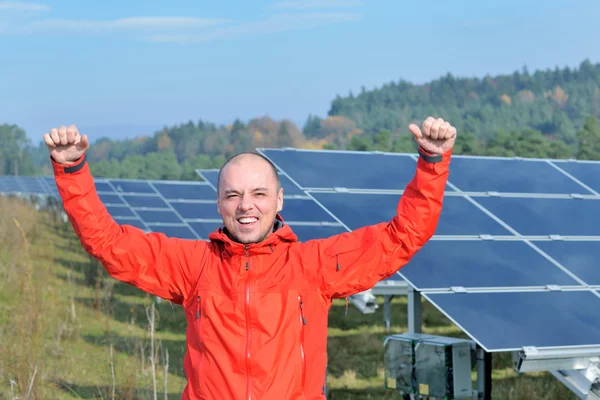 Ingeniero masculino de paneles solares en el lugar de trabajo — Foto de Stock