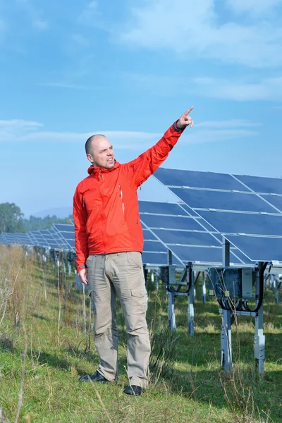 Ingegnere pannello solare maschile sul posto di lavoro — Foto Stock