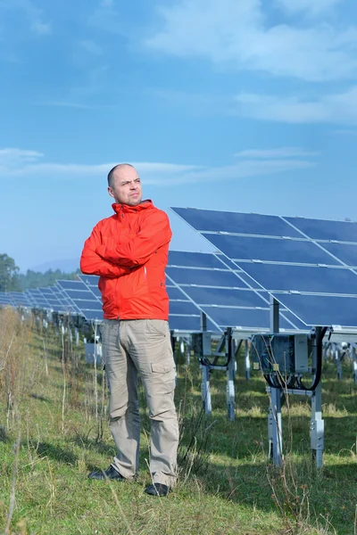 Mannelijke zonnepaneel ingenieur op het werk plaats — Stockfoto