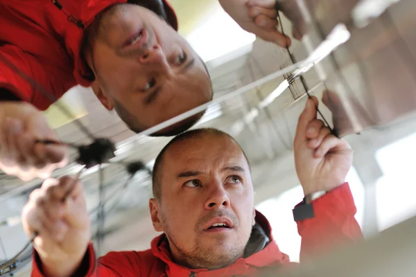 Ingeniero masculino de paneles solares en el lugar de trabajo —  Fotos de Stock