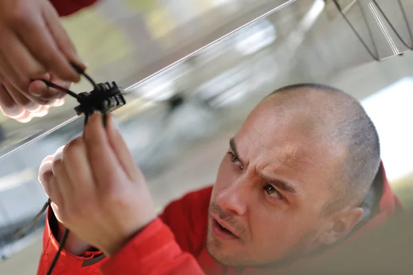 Mechanika mężczyzna kolektorów słonecznych w miejscu pracy — Zdjęcie stockowe