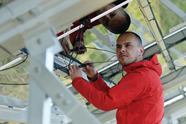 Ingeniero masculino de paneles solares en el lugar de trabajo — Foto de Stock