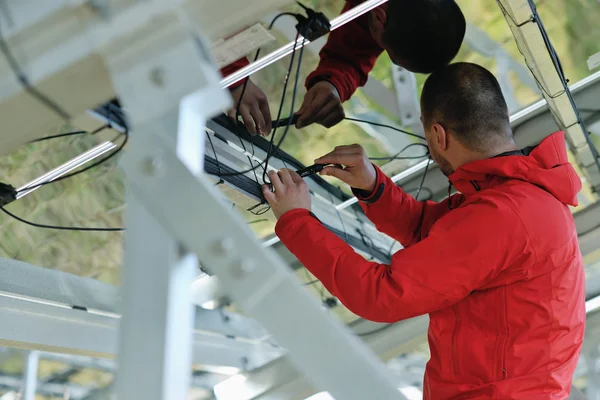 Αρσενικό ηλιακός θερμοσίφωνας μηχανικός στο χώρο εργασίας — Φωτογραφία Αρχείου