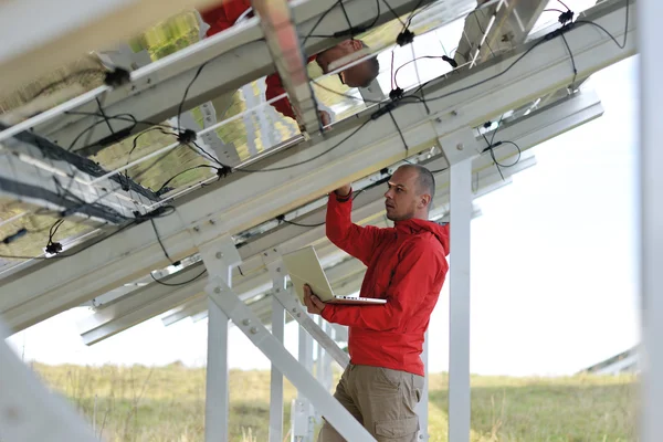 Ingenieur nutzt Laptop bei Solarpaneelen-Anlage — Stockfoto