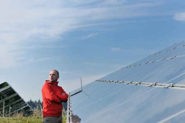 Ingeniero que usa el ordenador portátil en el campo de la planta de paneles solares —  Fotos de Stock