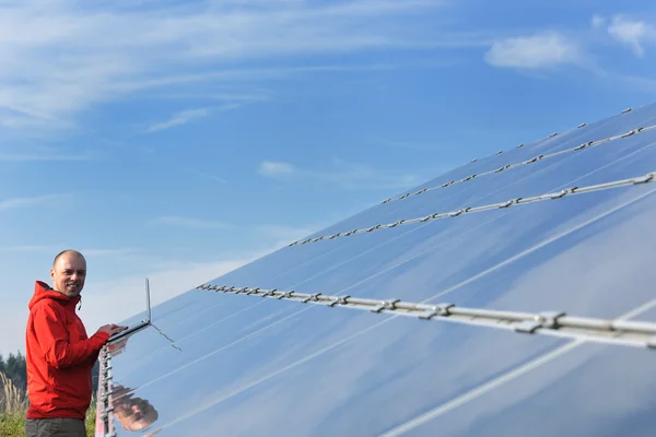 Ingenjör Använda bärbar dator vid solpaneler Växtfält — Stockfoto