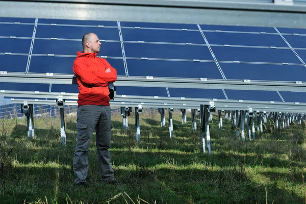 職場での男性の太陽電池パネル エンジニア — ストック写真