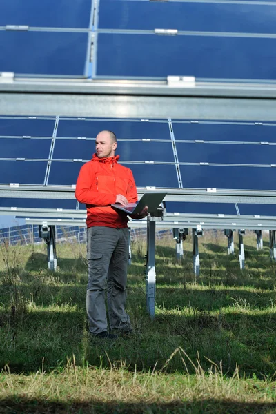 Güneş Panelleri Tesis Alanında Bilgisayar Kullanan Mühendis