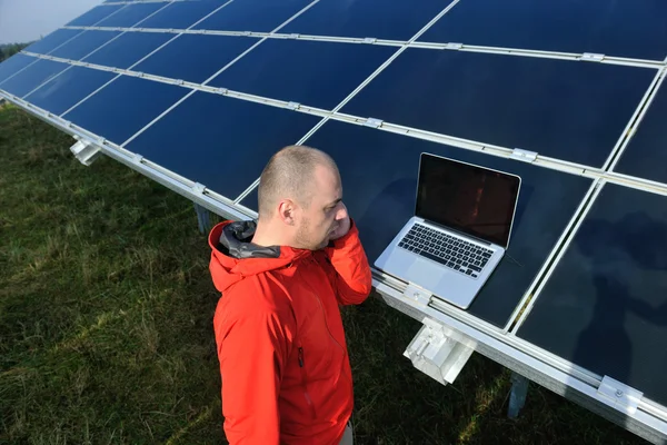 太阳能电池板厂现场使用笔记本电脑的工程师 — 图库照片