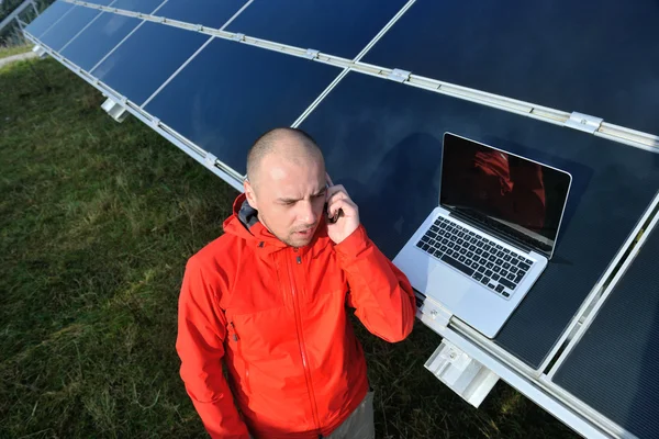 Inženýr pomocí notebooku na solárních panelech Plant Field — Stock fotografie