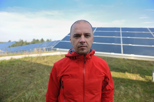 Engenheiro de painéis solares masculino no local de trabalho — Fotografia de Stock