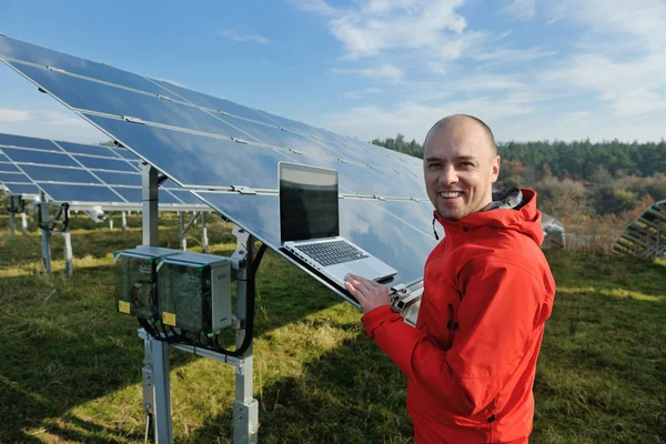 Güneş Panelleri Tesis Alanında Bilgisayar Kullanan Mühendis — Stok fotoğraf