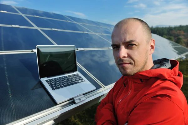 太阳能电池板厂现场使用笔记本电脑的工程师 — 图库照片