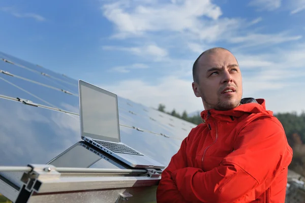 노트북 을 사용하는 기술자의 태양 전 지판 식물 밭 — 스톡 사진
