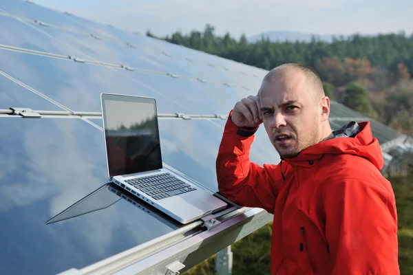 Ingenieur nutzt Laptop bei Solarpaneelen-Anlage — Stockfoto