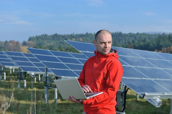 Homme ingénieur panneau solaire sur le lieu de travail — Photo