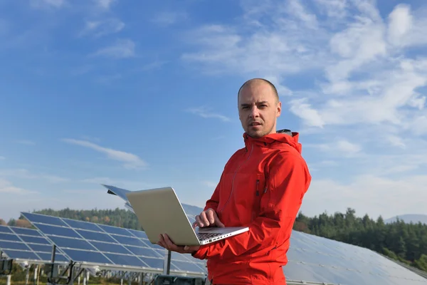 Мужчина, инженер солнечных панелей на рабочем месте — стоковое фото