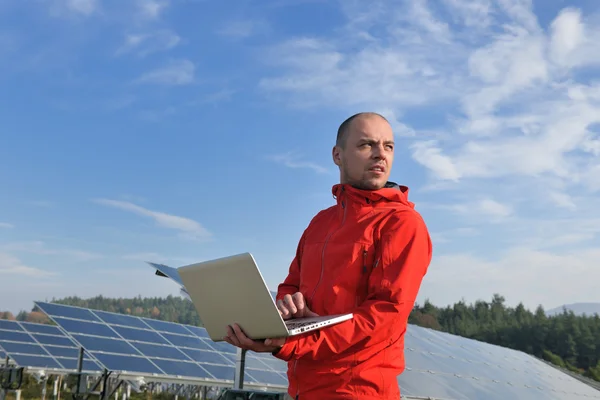 Мужчина, инженер солнечных панелей на рабочем месте — стоковое фото