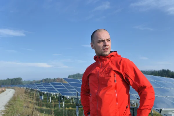 Mužské solární panel inženýr na pracovišti — Stock fotografie