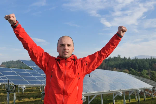 Erkek güneş paneli mühendis olarak iş yeri — Stok fotoğraf