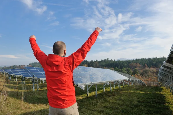 男性的太阳能电池板工程师在工作地点 — 图库照片