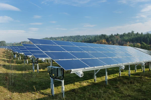 Panneau solaire champ d'énergie renouvelable — Photo