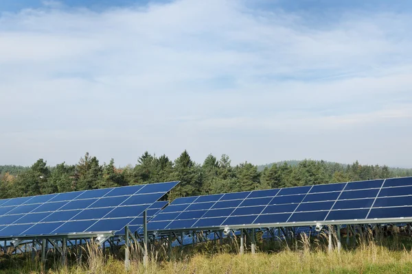 Painel solar campo de energia renovável — Fotografia de Stock