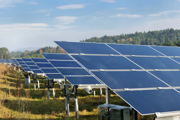 Panel solar campo de energía renovable —  Fotos de Stock