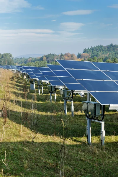 Panel solar campo de energía renovable — Foto de Stock