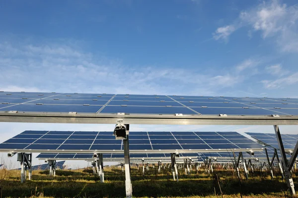 Panel solar campo de energía renovable — Foto de Stock