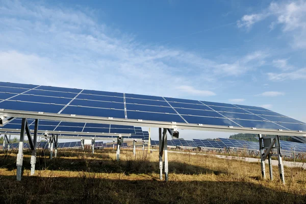 Güneş paneli yenilenebilir enerji alanında — Stok fotoğraf