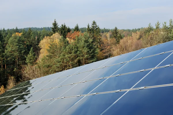Painel solar campo de energia renovável — Fotografia de Stock