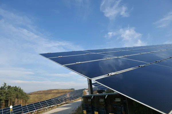 Panel solar campo de energía renovable —  Fotos de Stock