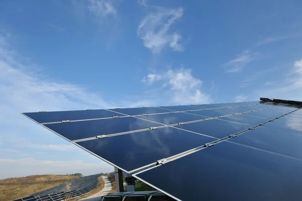 Поле відновлюваної енергетики сонячної панелі — стокове фото