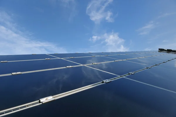 Panou solar câmp de energie regenerabilă — Fotografie, imagine de stoc
