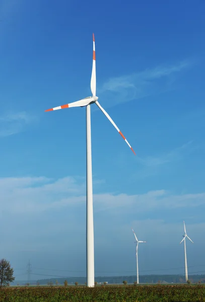 Вітрові турбіни виробляють екологічну електроенергію — стокове фото