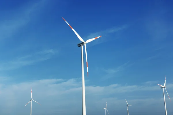 Énergie éolienne produisant de l'électricité écologique — Photo
