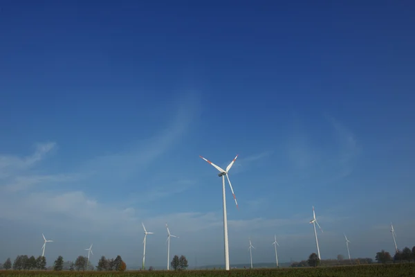 Turbina eólica que gera eletricidade ecológica — Fotografia de Stock