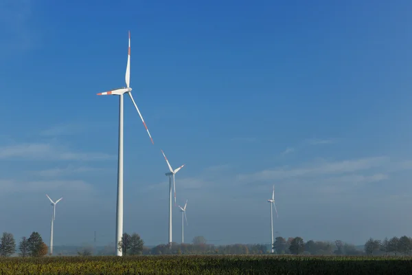 Вітрові турбіни виробляють екологічну електроенергію — стокове фото