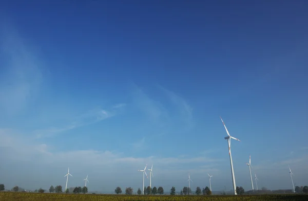 Windkraftanlage erzeugt Ökostrom — Stockfoto