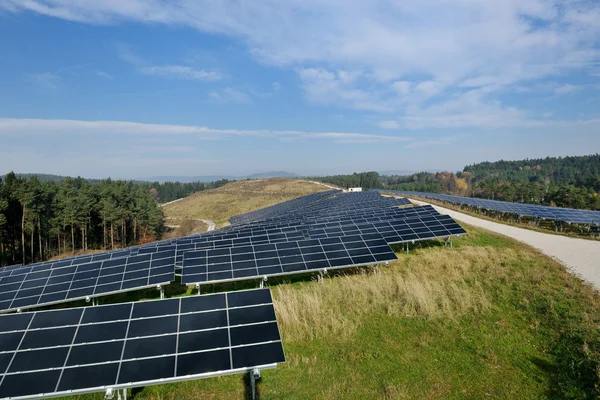 Panneau solaire champ d'énergie renouvelable — Photo