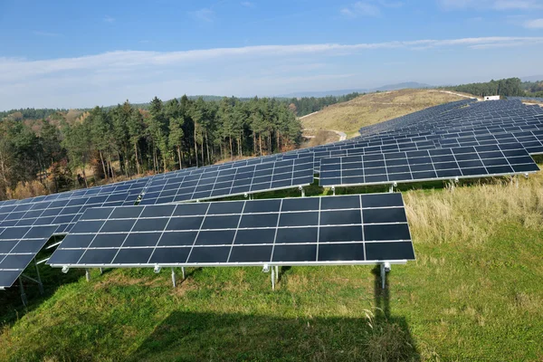 Gebied van de hernieuwbare energie zonnepaneel — Stockfoto