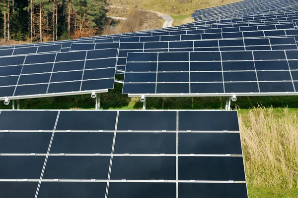 Gebied van de hernieuwbare energie zonnepaneel — Stockfoto