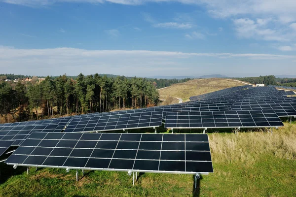 Güneş paneli yenilenebilir enerji alanında — Stok fotoğraf