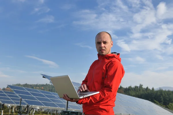Homme ingénieur panneau solaire sur le lieu de travail Image En Vente